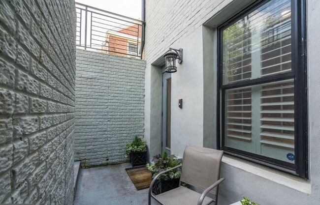 Building Photo - Glover Park Beauty with Parking