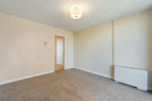 Building Photo - 421 S Howes St