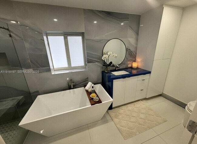 Building Photo - 2900 SW 16th St