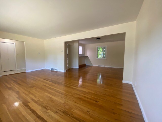 Building Photo - 220 Garland Dr