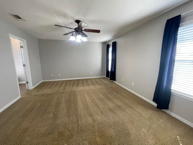 Building Photo - 219 Lustan Dr