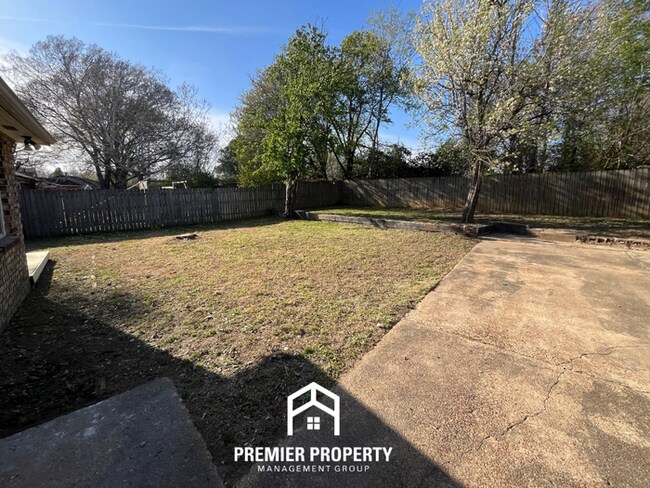 Building Photo - Charming 3BR Home in 38118 | Hardwood Floors & Spacious Fenced Backyard