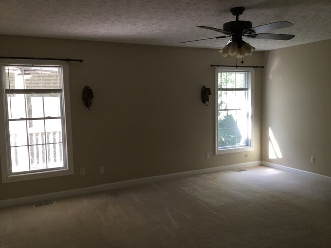 Building Photo - 3 Bed 3 Bath Home in Hendersonville!!