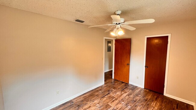 Building Photo - Modern Comfort Meets Prime Location – Spac...