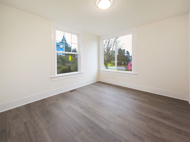 Building Photo - Beautifully Remodeled 3-Bedroom Home Near ...