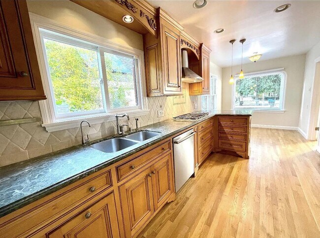 Building Photo - 1127 Clark Way