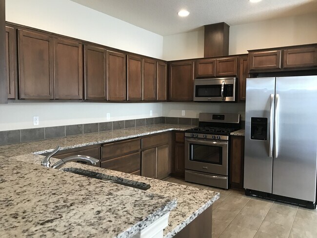 Building Photo - Well Maintained Spacious 4 BD Home with Gr...