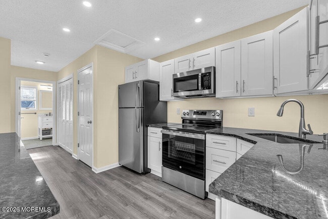 Building Photo - 290 N Main St