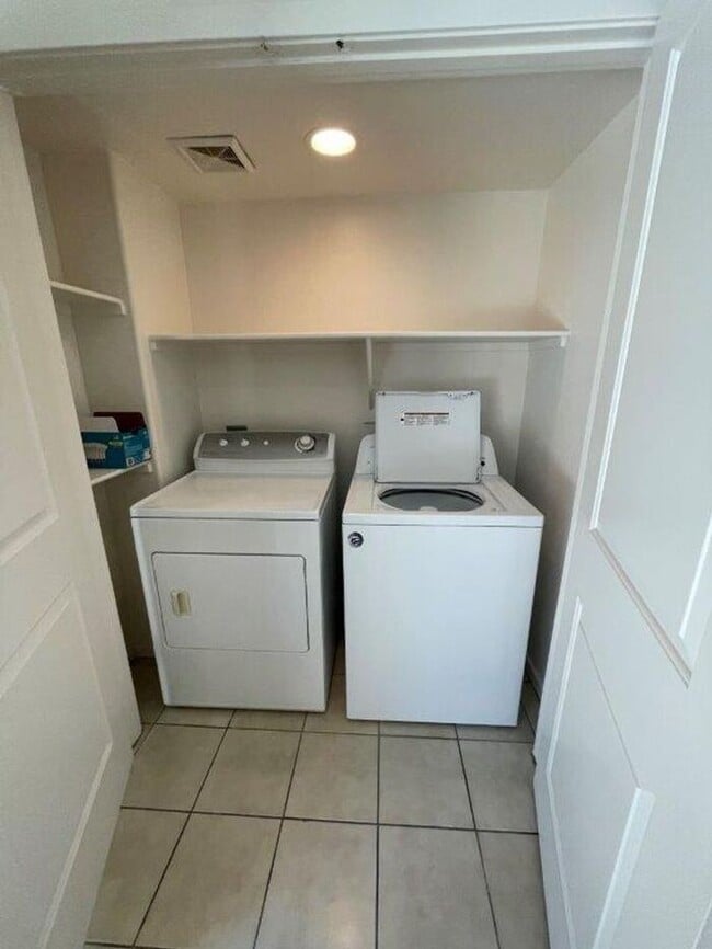 Building Photo - 330 S Farmer Ave