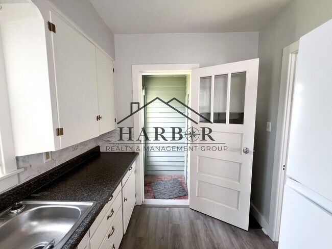 Building Photo - Large Renovated Studio- SPECIAL! First Month Rent Free