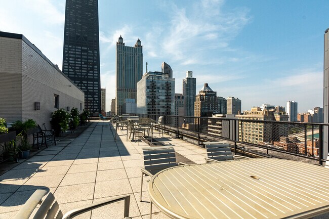 Building Photo - 253 E Delaware Pl
