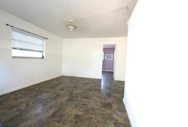 Building Photo - 220 Lucerne Ave