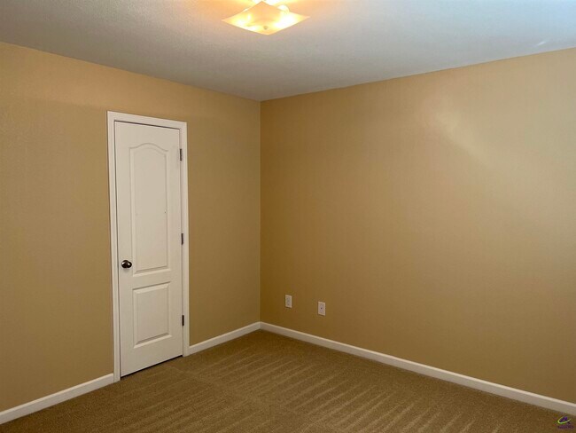 Building Photo - 120 Magnum Way