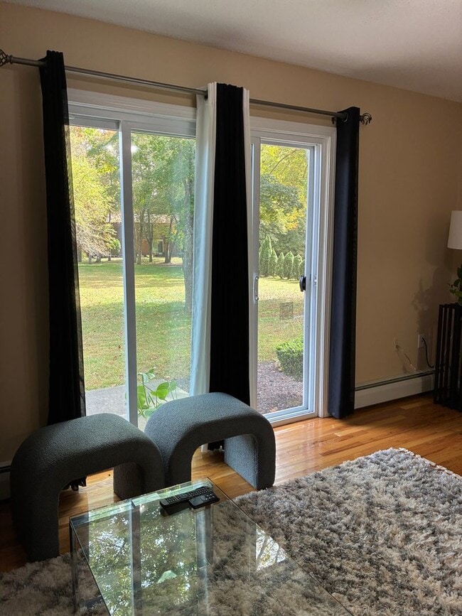 Building Photo - Wonderful 2 bedroom townhouse with heat in...