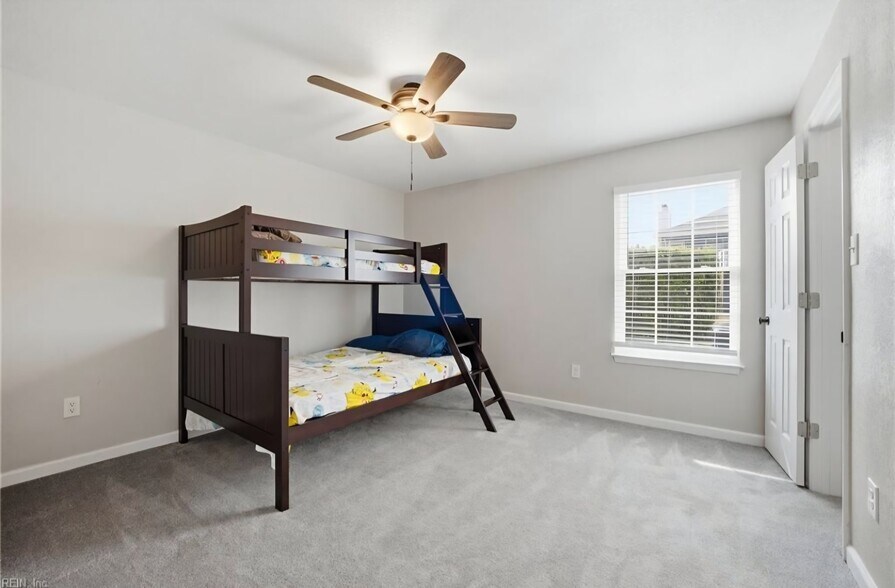 Building Photo - 513 Peak Ct