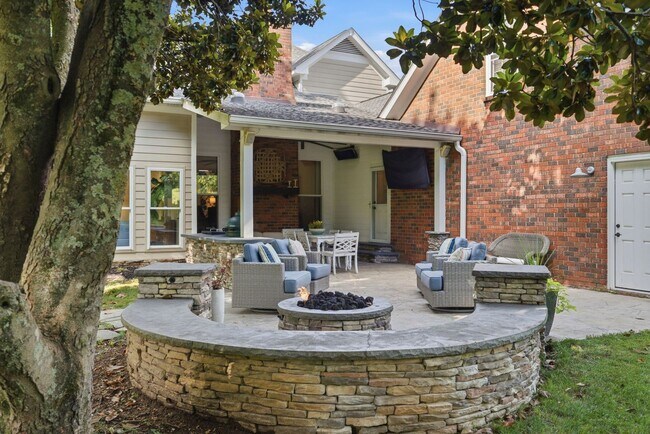 Building Photo - 1733 Carriage Ct