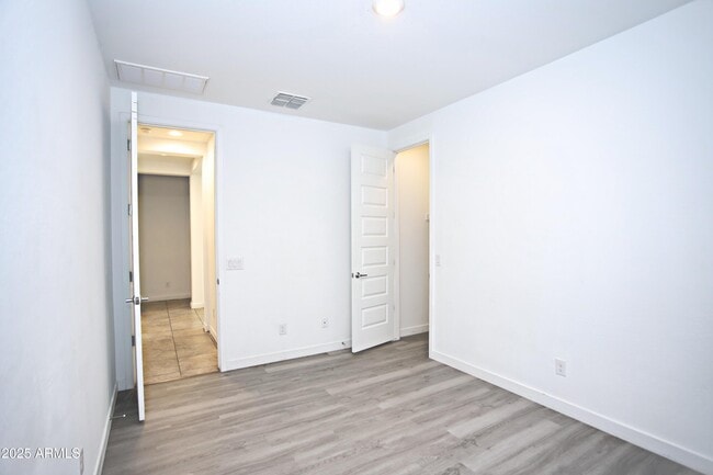 Building Photo - 1535 W Corral Rd