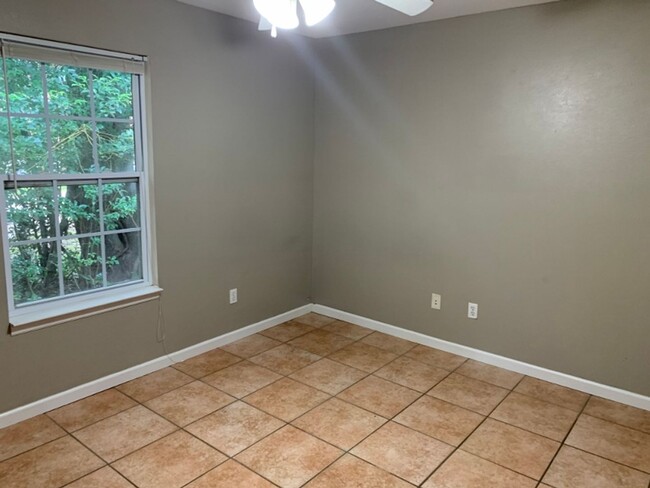 Building Photo - 4 bed 2 bath house close to FSU and TCC!! ...