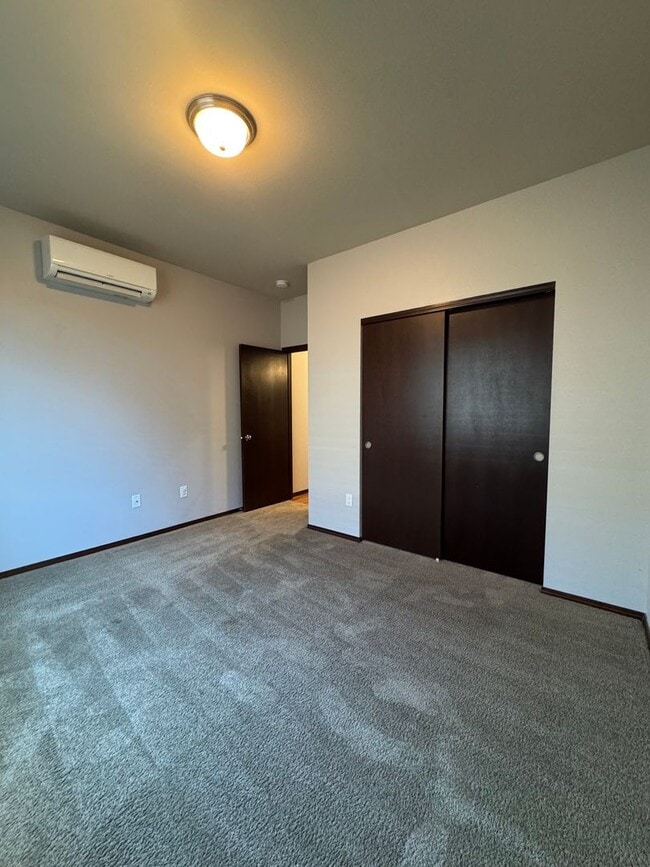 Building Photo - Spacious 5-Bedroom Home with Bonus Living ...