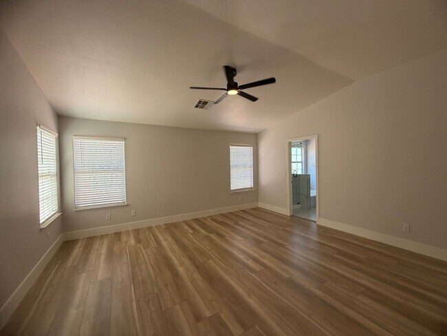 Building Photo - BEAUTIFULLY UPGRADED SINGLE FAMILY HOME - 3 BEDROOM, CORNER LOT WITH VAULTED CEILINGS
