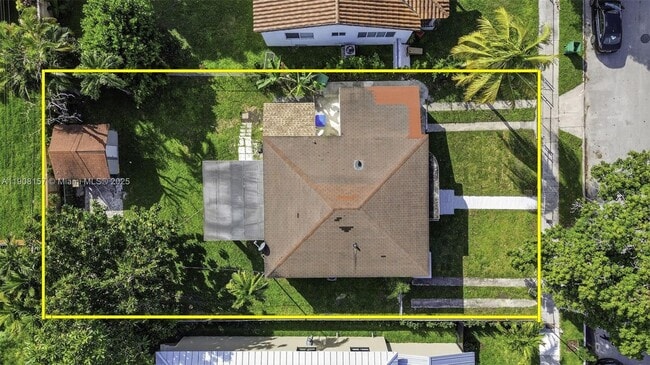 Building Photo - 2464 SW 19th St