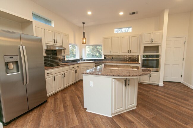 Building Photo - 830 Los Escondidos Rd