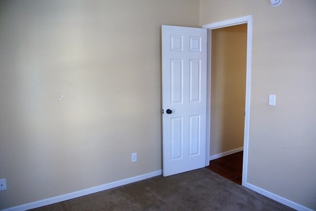 Building Photo - 3 Bedroom House