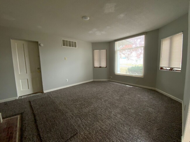 Building Photo - 1400 Bass Ave