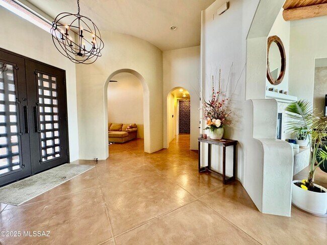 Building Photo - 11096 N Pusch Ridge View Pl