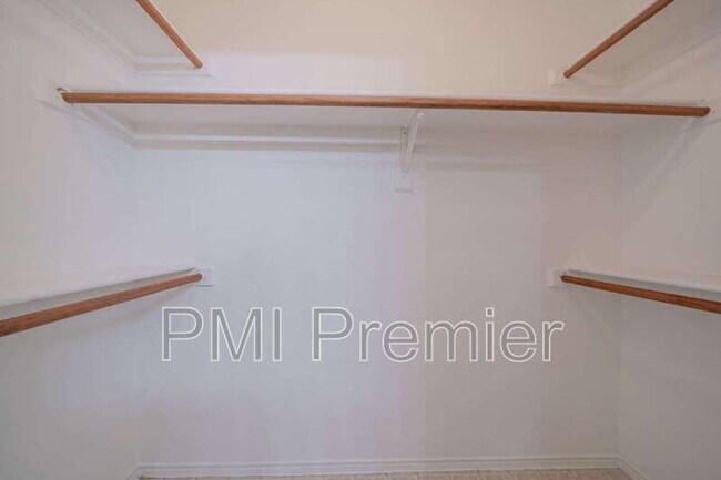 Building Photo - 1175 Meadows Dr