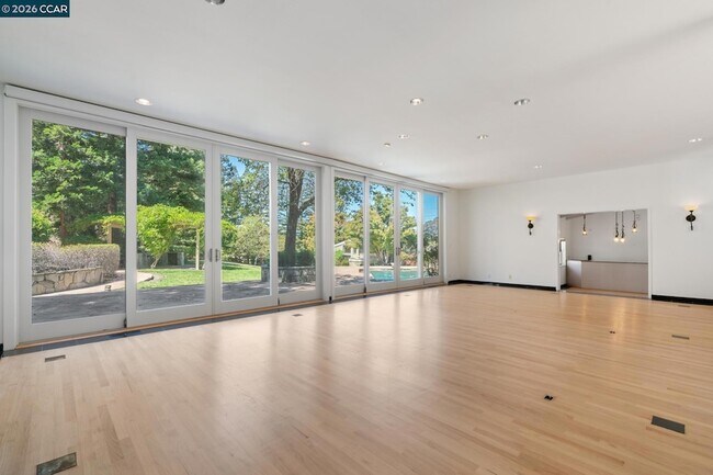 Building Photo - 660 La Casa Via