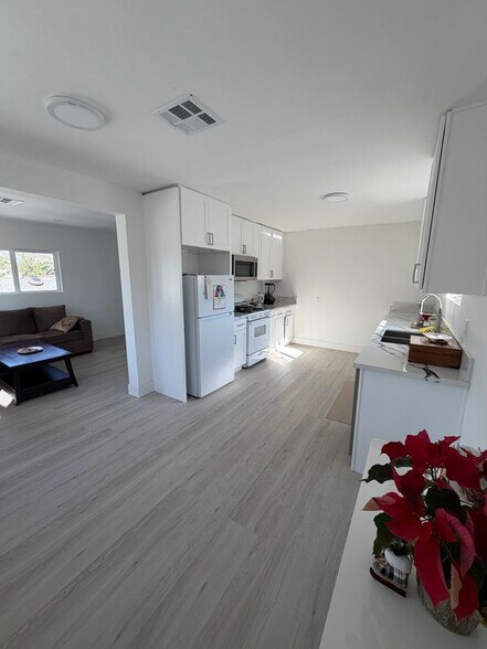 Building Photo - 10356 Oro Vista Ave