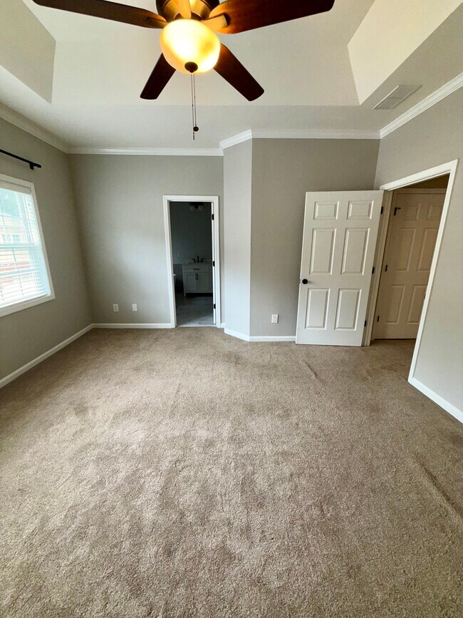 Building Photo - 2 Hall Manor