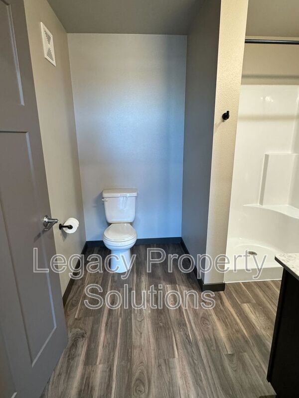 Building Photo - 220 E Greenfield Ln