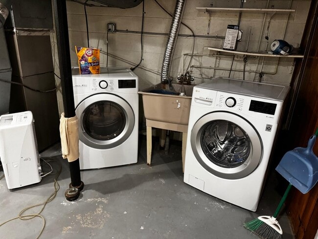 Building Photo - 608 Montrose Ave