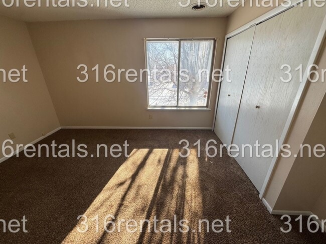 Building Photo - $850- 2 bed 1 bath - Townhomes