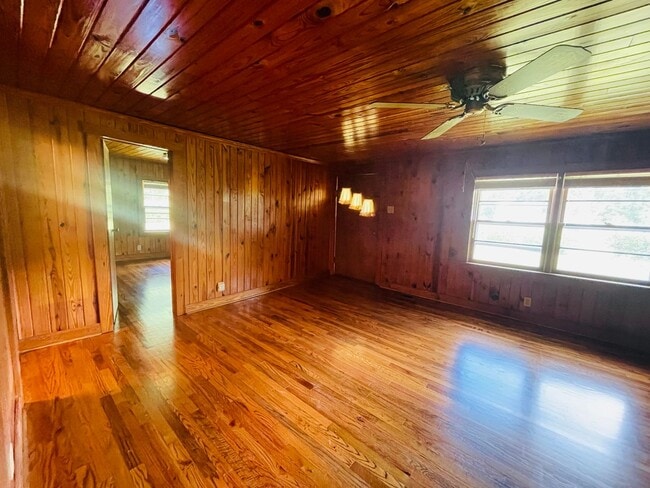 Building Photo - 3 BD/1/BA County Ranch Home