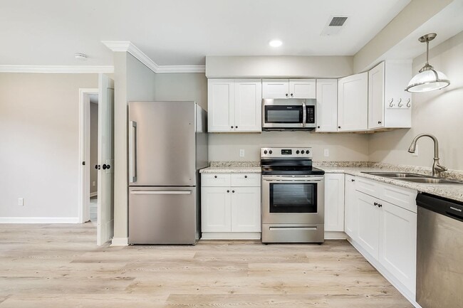 Building Photo - Freshly Painted 4 Bed Home on Huge Lot wit...