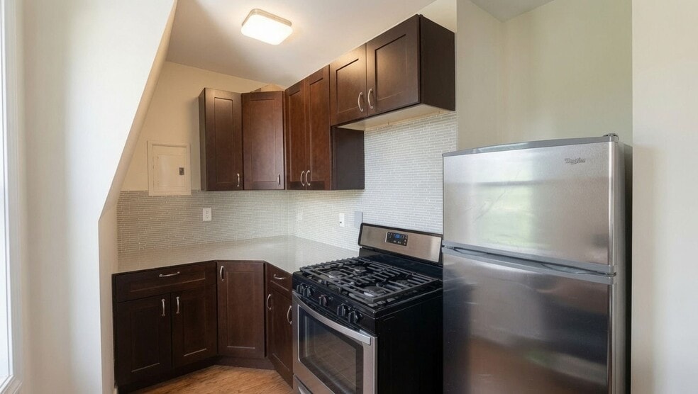 Building Photo - 533 W Wrightwood Ave
