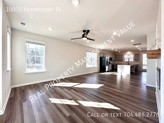 Building Photo - Immaculate townhome with plenty of rooms a...