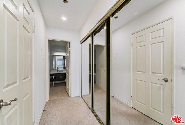 Building Photo - 121 S Hope St