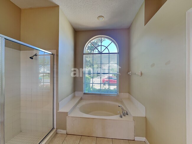 Building Photo - 13712 Lakes Way