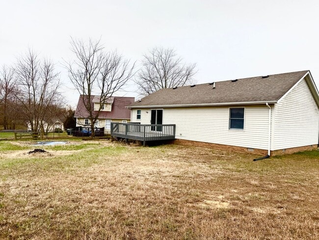 Building Photo - Just listed!