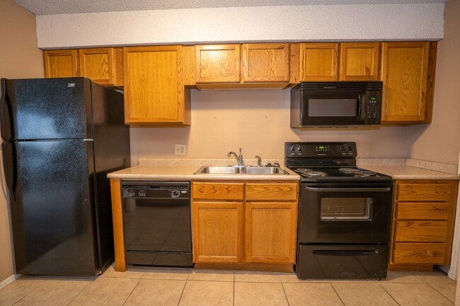 Building Photo - Gorgeous 3 Bed / 2 Bath! Coming soon!