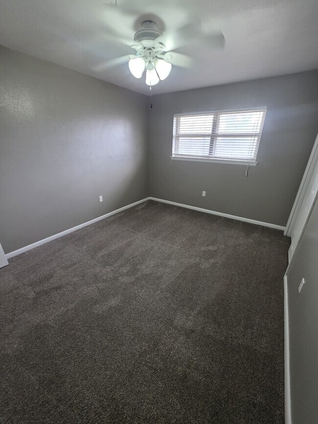 Building Photo - 3 bed 2 bath home with 2 car garage!