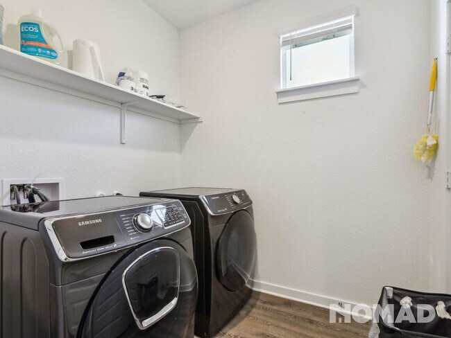 Building Photo - 4 Bedroom, 3 Bathroom Single Family Home i...