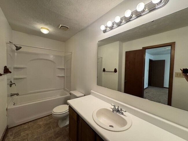 Building Photo - Cute 3 Bedroom Ranch with Large Yard