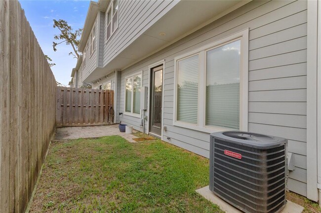 Building Photo - 811 Shallow Hollow Dr