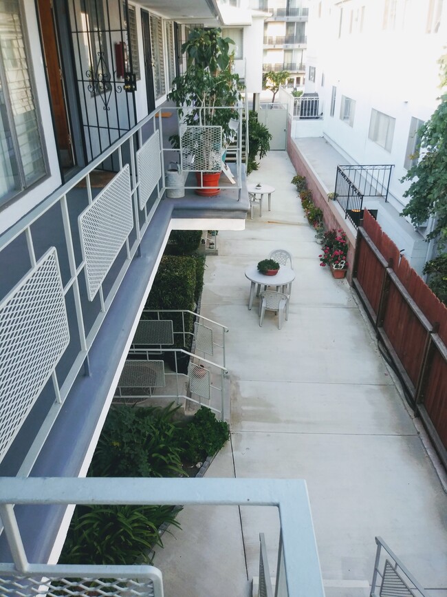Building Photo - 844 5th St