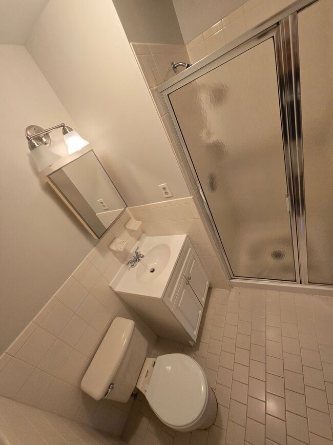 Building Photo - Commuter's delight! Freshly painted, 2-bed...